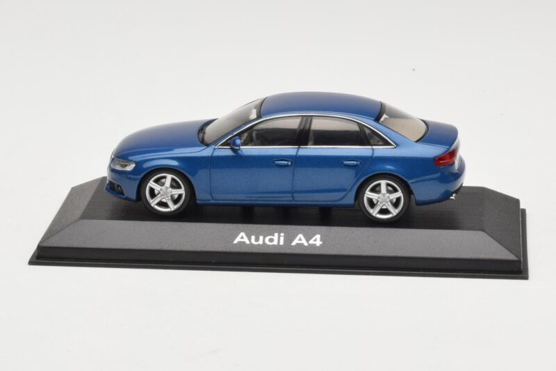Audi A4 B8 3.2 Quattro Aruba Blue Minichamps 1:43 Audi A4 B8 3.2 Quattro Aruba Blue Minichamps 1:43 5010704123 Diecast