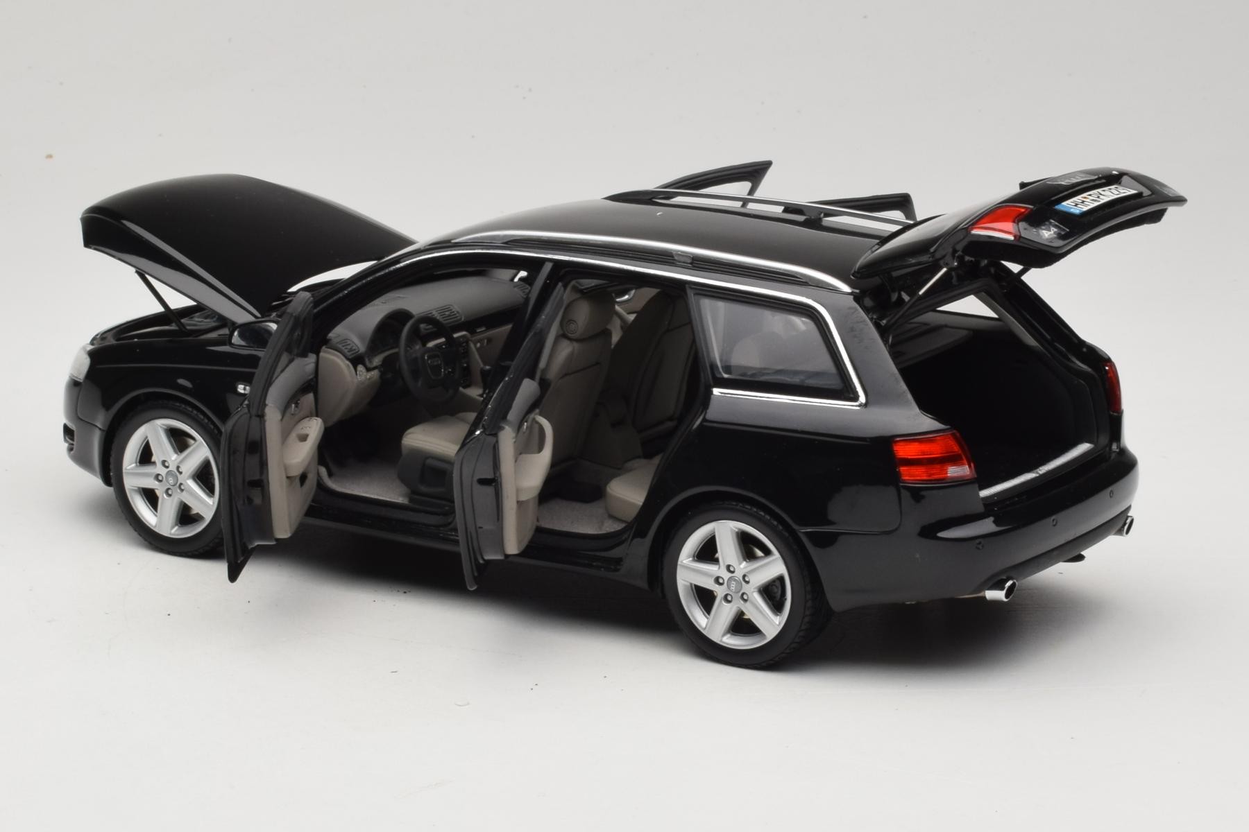 Minichamps Audi A4 B8 Avant 3.2 Quattro 1:18
