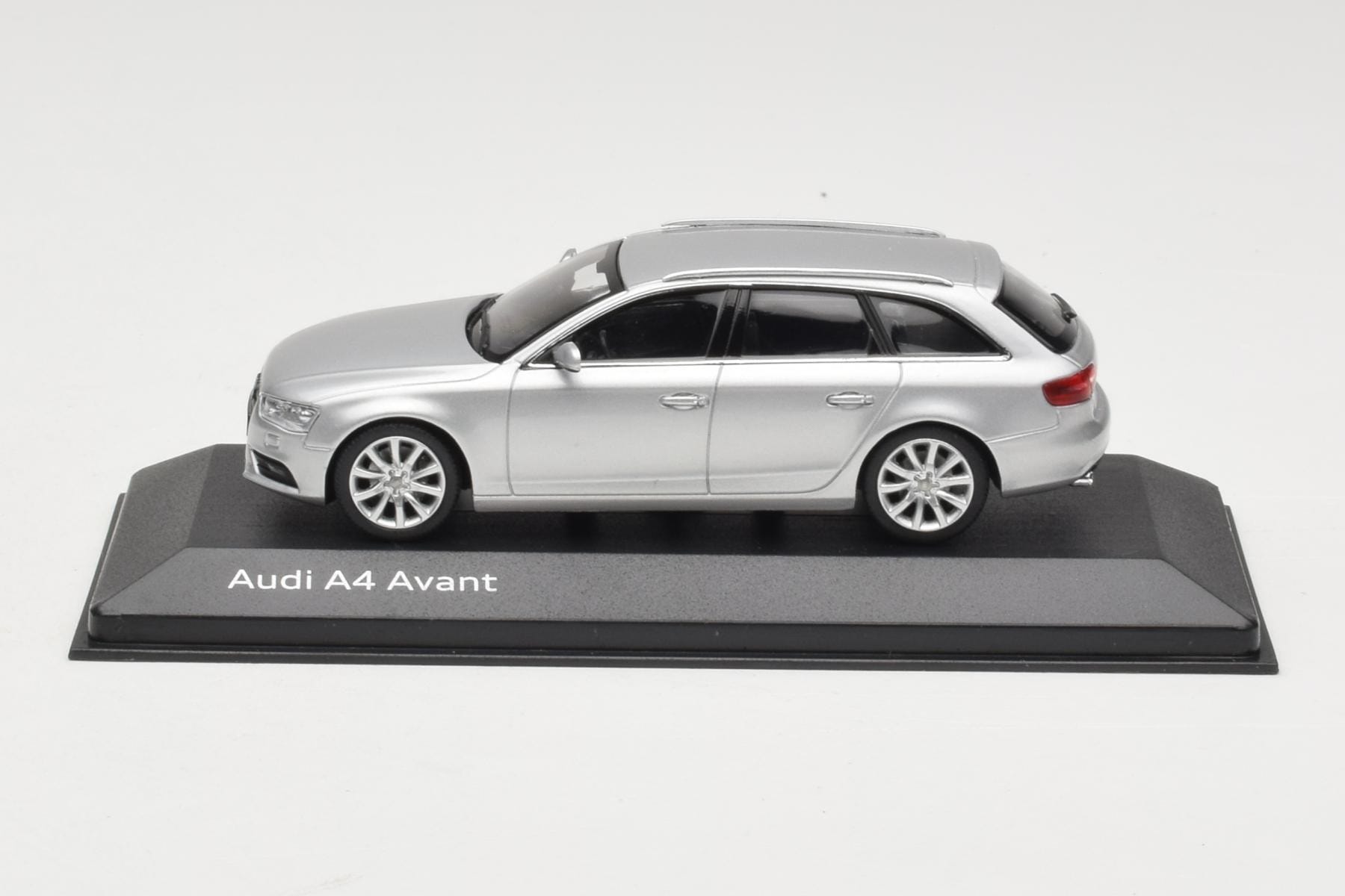 Audi A4 クワトロ Avant ミニカー アイスシルバー 1/43 B8 Minichamps Audi A4 B8 Avant 1:43 Diecast Model