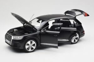 Audi Q7 4M Matt Black Minichamps 1:18 110014001 Diecast - image 2 of 8