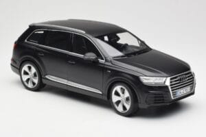 Audi Q7 4M Matt Black Minichamps 1:18 110014001 Diecast - image 6 of 8