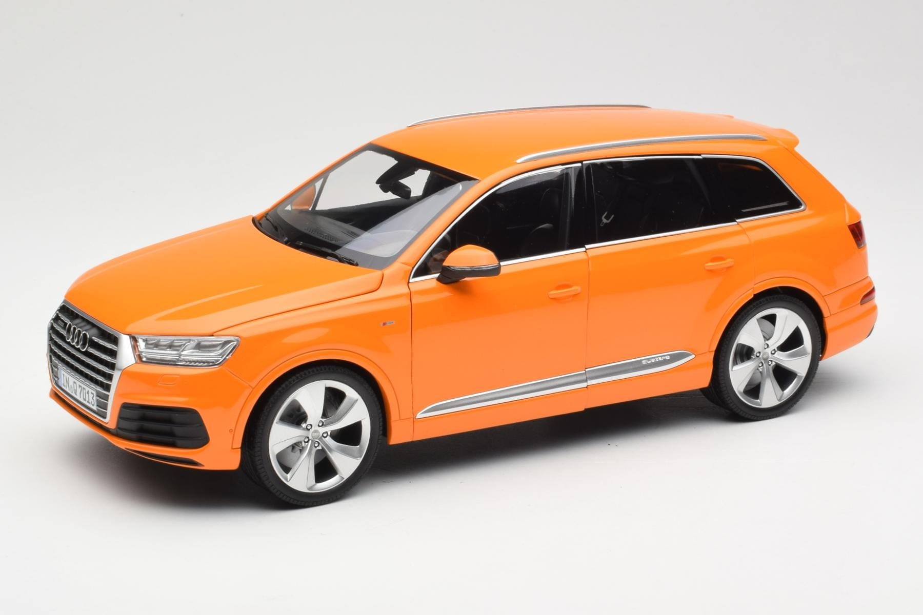 Minichamps Audi Q7 4M 1:18 Orange Metallic