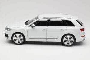 Audi Q7 4M White Minichamps 1:18 110014000 Diecast - image 4 of 8