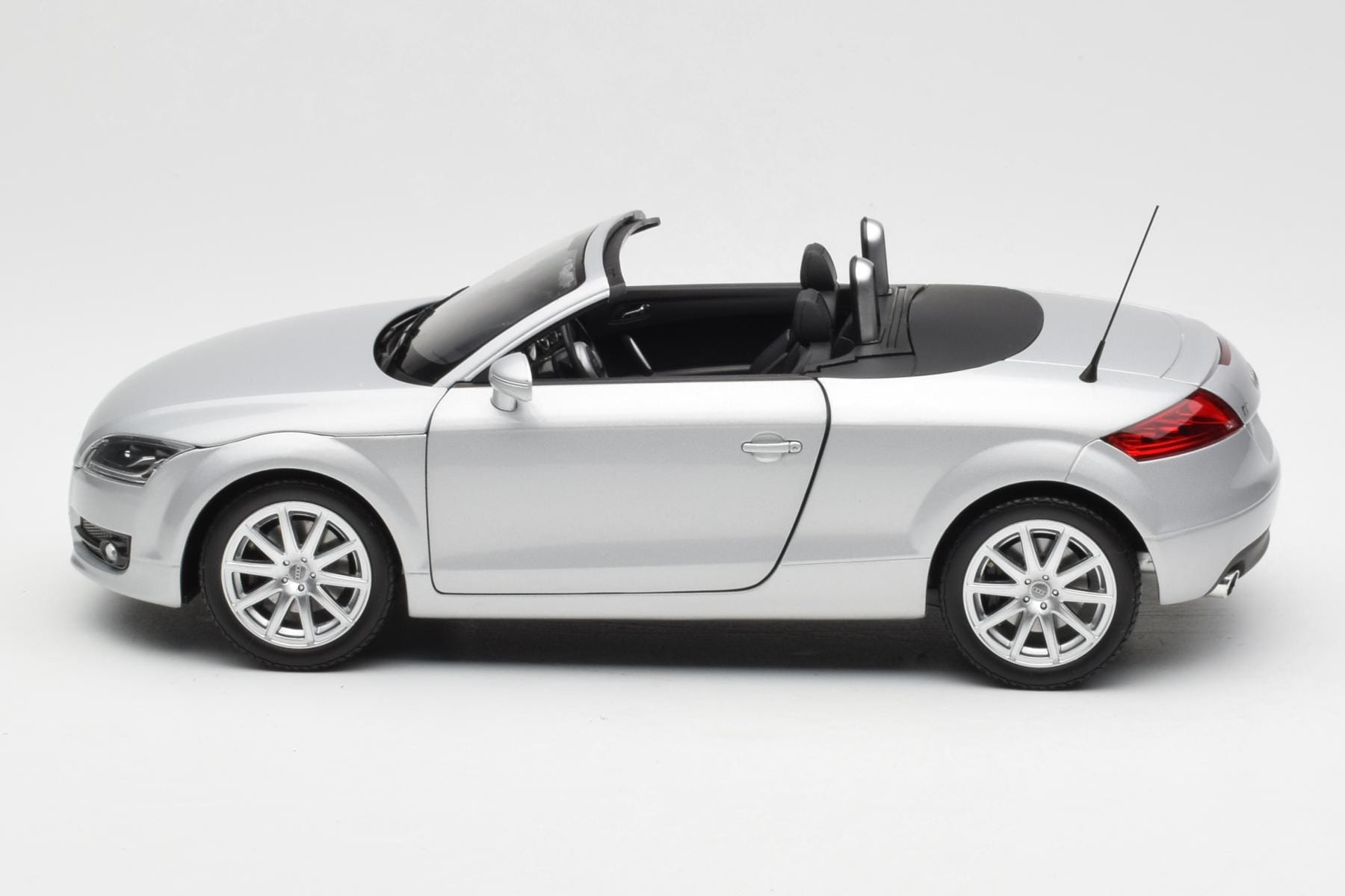 Minichamps Audi TT 8J Roadster 1:18 Light Silver Diecast
