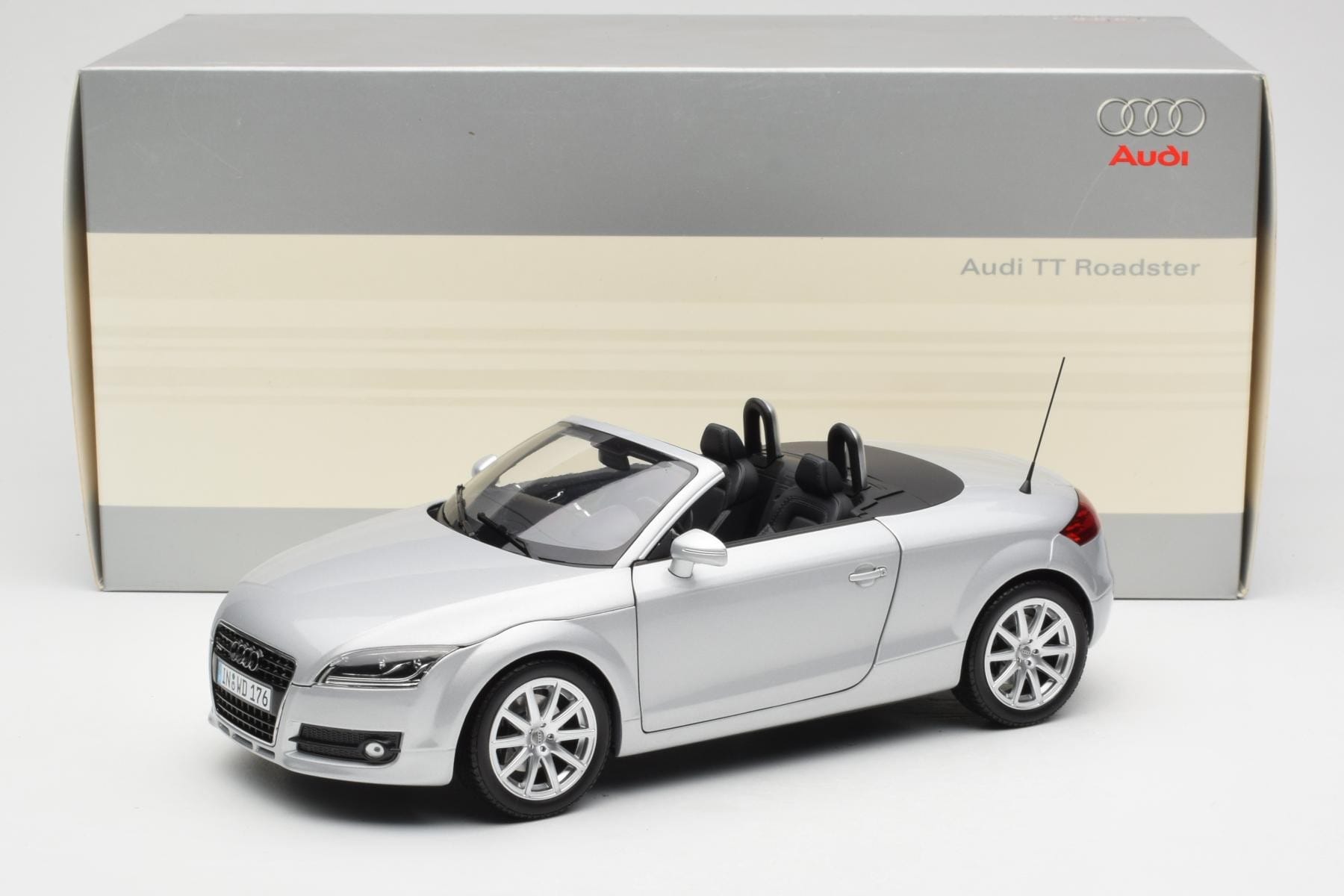 Minichamps Audi TT 8J Roadster 1:18 Light Silver Diecast