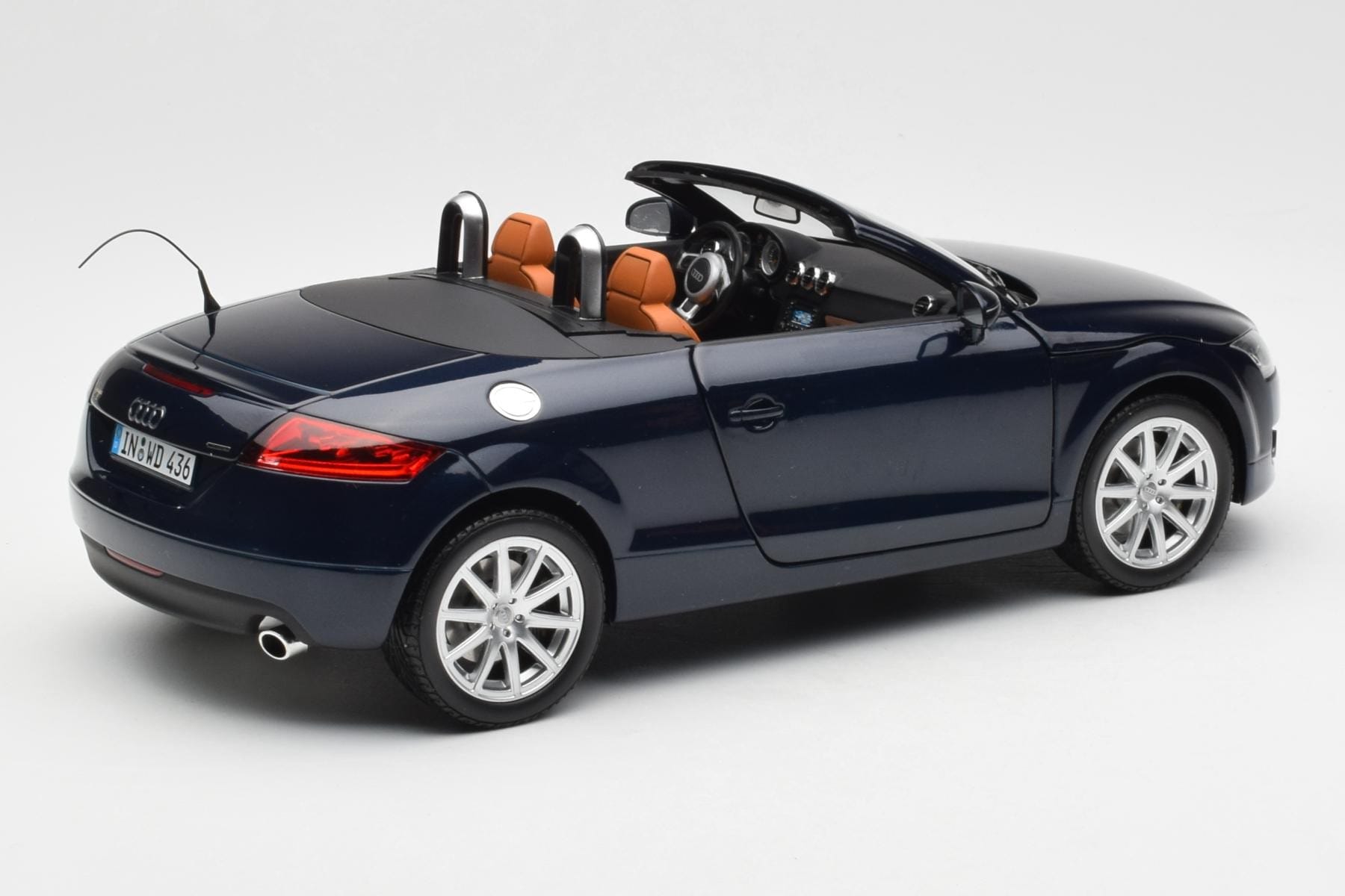 Minichamps Audi TT 8J Roadster 1:18 Deep Sea Blue