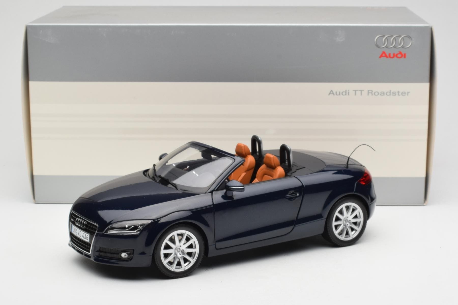 Minichamps Audi TT 8J Roadster 1:18 Deep Sea Blue