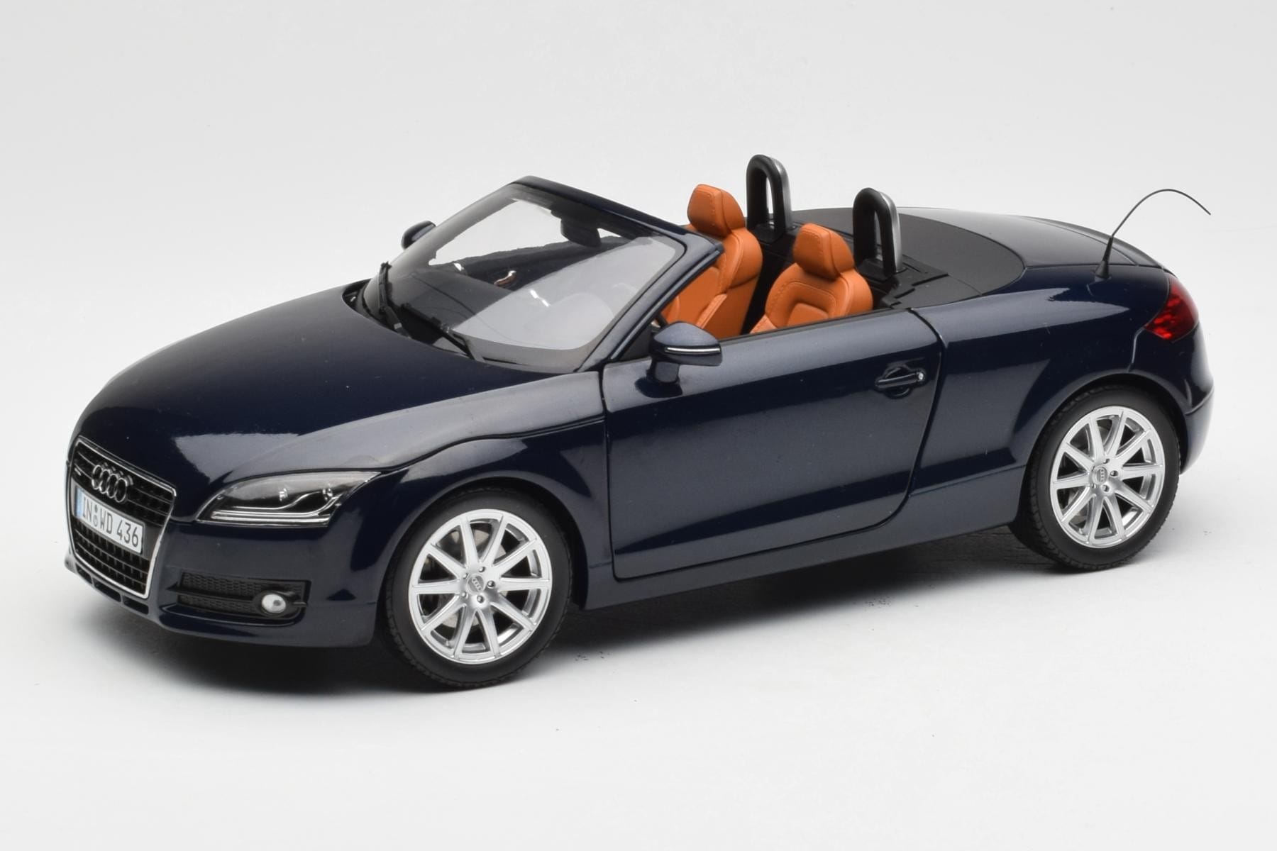 Minichamps Audi TT 8J Roadster 1:18 Deep Sea Blue