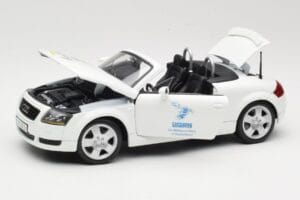Audi TT 8N Cabriolet White Maisto 1:18 56065 Diecast - image 2 of 8