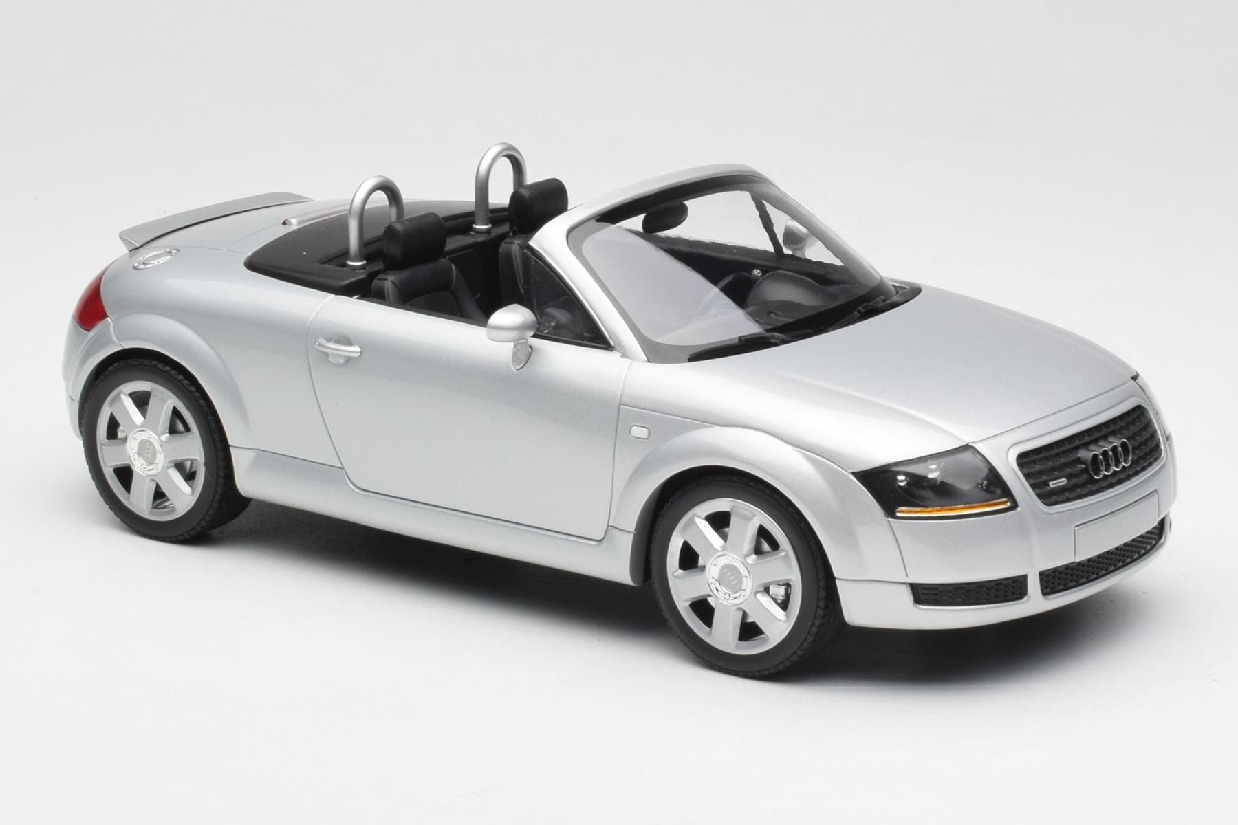 Minichamps Audi TT 8N Roadster 1:18 Silver Metallic