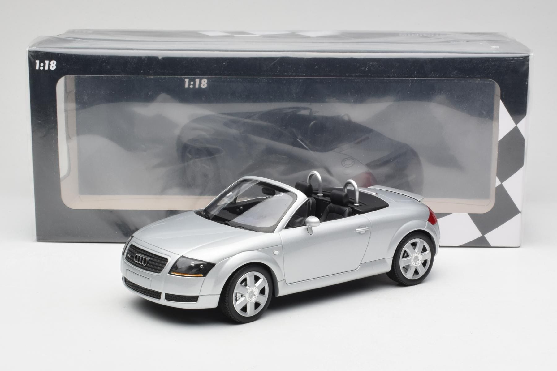 Minichamps Audi TT 8N Roadster 1:18 Silver Metallic