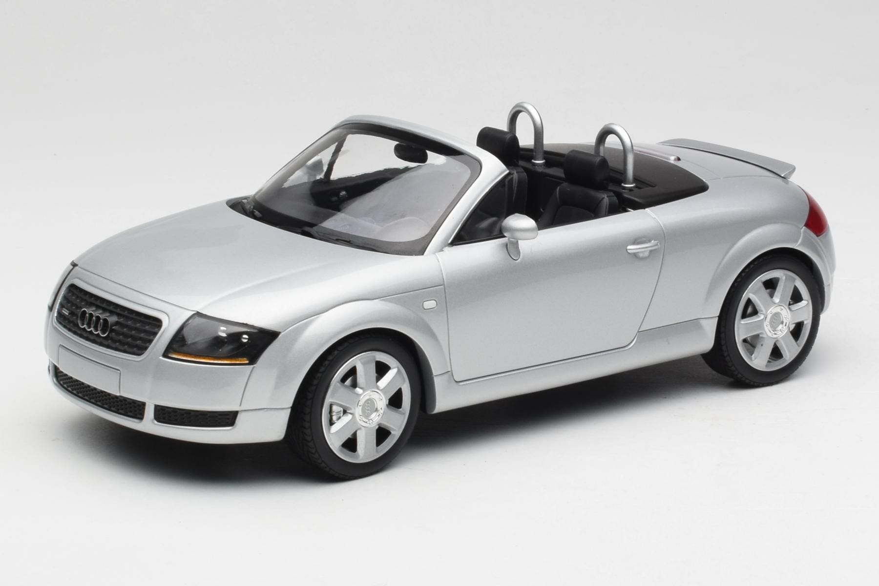 Minichamps Audi TT 8N Roadster 1:18 Silver Metallic