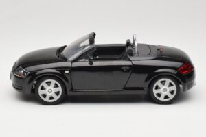 Audi TT 8N Roadster Black Revell 1:18 08980 Diecast - image 4 of 8
