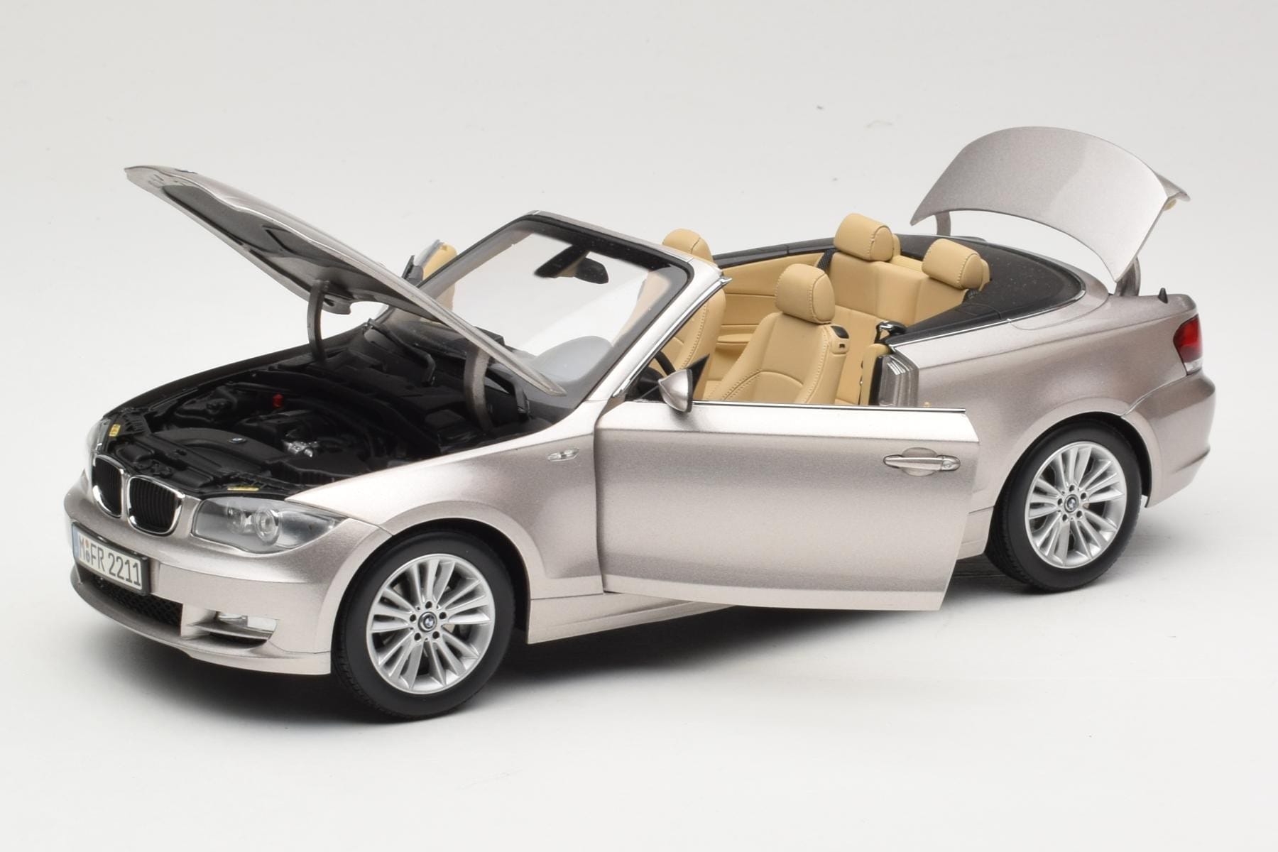  1シリーズ E88コンバーチブル1/18 Kyosho BMW 1 Series E88 Cabriolet 1:18 Mineral Silver