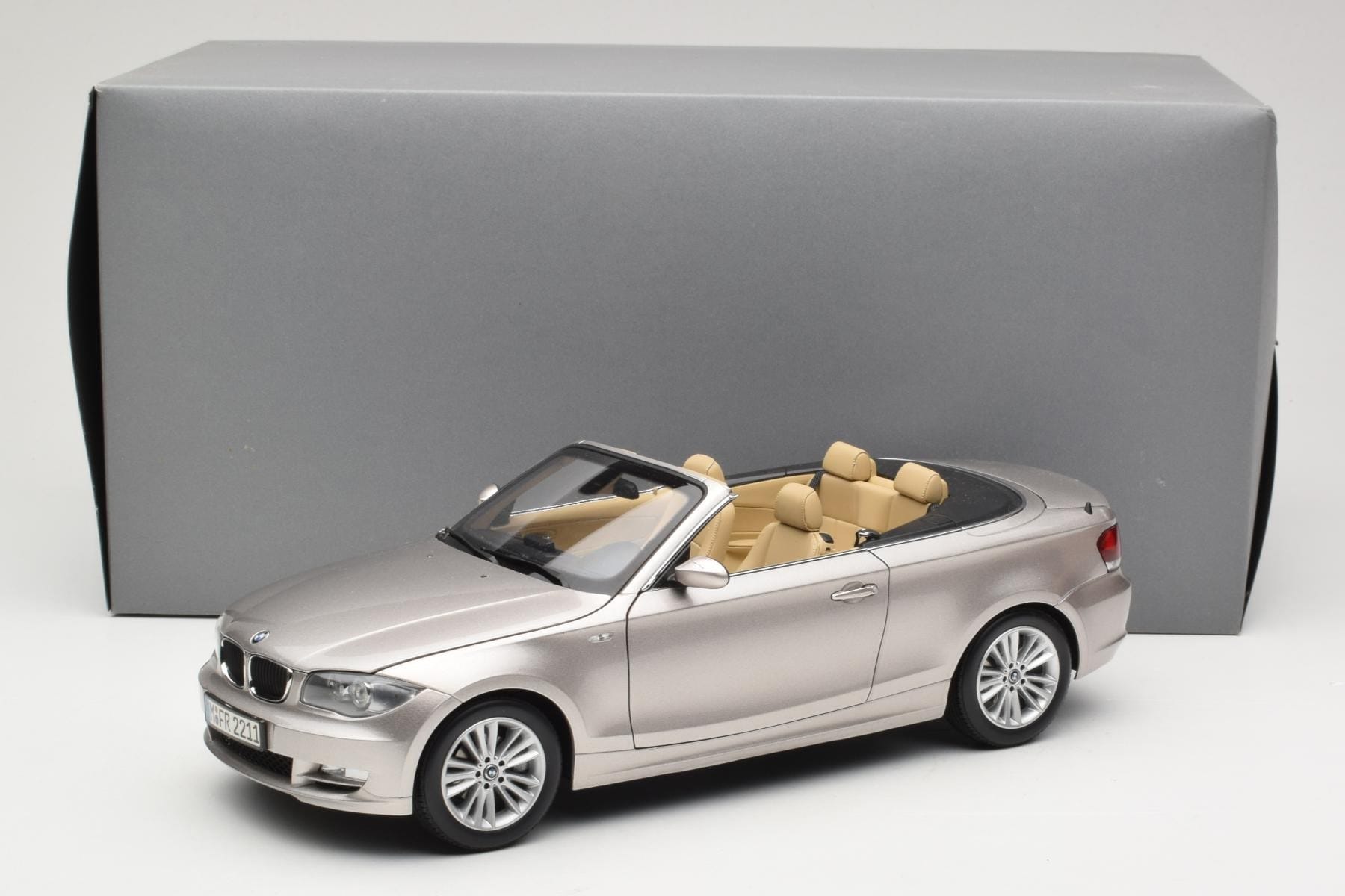 Kyosho BMW 1 Series E88 Cabriolet 1:18 Mineral Silver