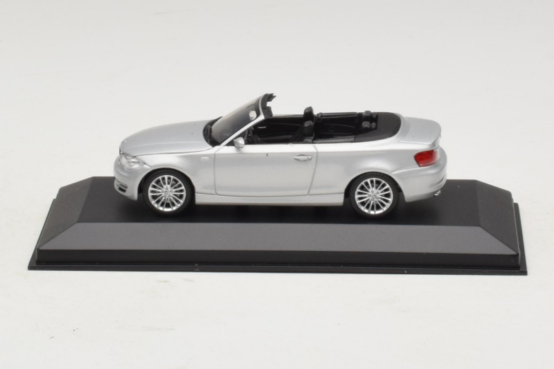 BMW 1-Series E88 Cabriolet Titan Silver Minichamps 1:43 BMW 1-Series E88 Cabriolet Titan Silver Minichamps 1:43 80420427037-R1 Diecast