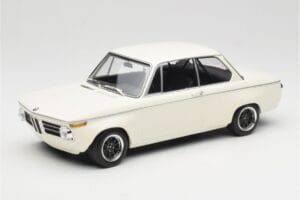 BMW 2002 White Plain Body Version Minichamps 1:18 155702600 Diecast