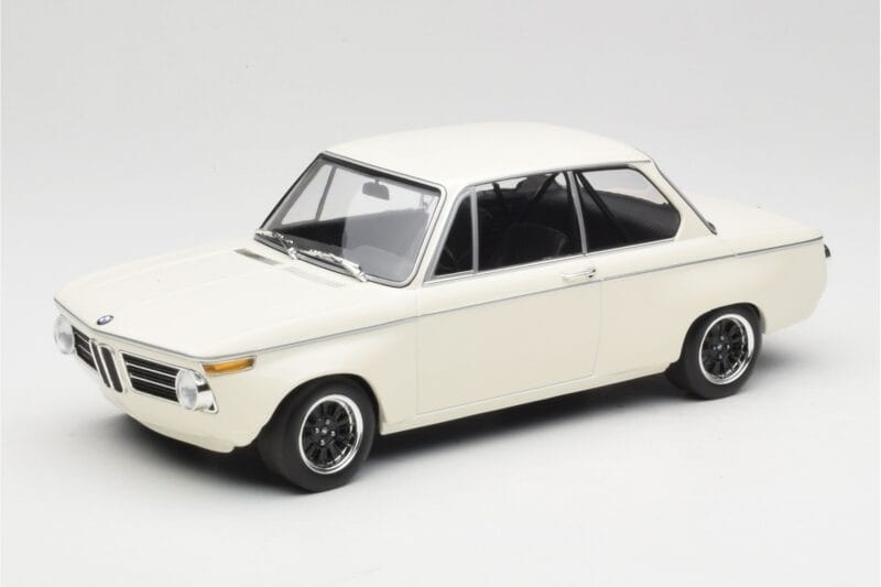 BMW 2002 White Plain Body Version Minichamps 1:18 155702600 Diecast