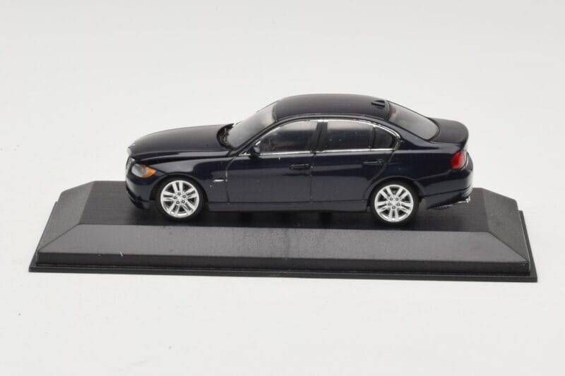 BMW 3 Series E90 Dark Blue Metallic Minichamps 1:43 80420392151-R Diecast