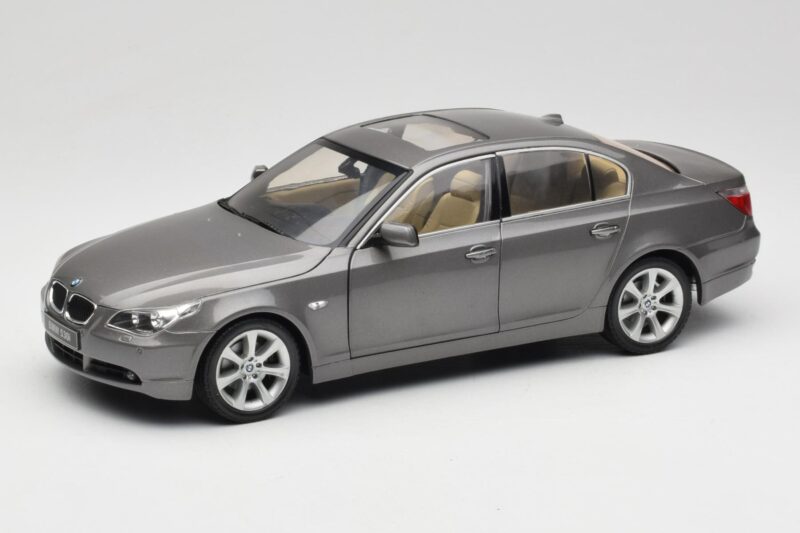 BMW 530i E60 Grey Metallic Revell 1:18 BMW 530i E60 Grey Metallic Revell 1:18 08841 Diecast
