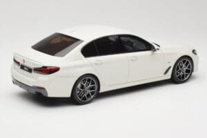 BMW 545e xDrive M-Sport G30 White GT Spirit 1:18 GT496 Resin - image 2 of 6