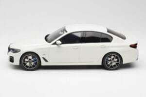 BMW 545e xDrive M-Sport G30 White GT Spirit 1:18 GT496 Resin - image 3 of 6