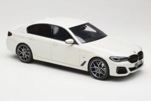 BMW 545e xDrive M-Sport G30 White GT Spirit 1:18 GT496 Resin - image 4 of 6