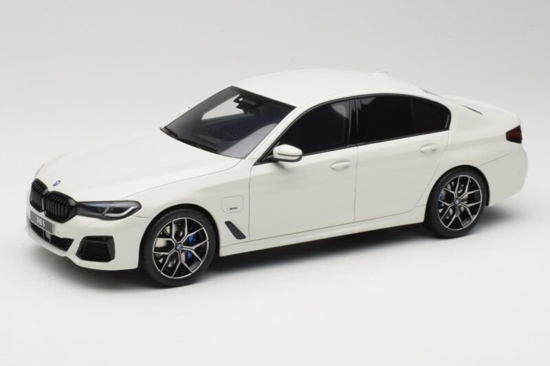 BMW 545e xDrive M-Sport G30 White GT Spirit 1:18 BMW 545e xDrive M-Sport G30 White GT Spirit 1:18 GT496 Resin