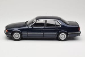 BMW 730i E32 Blue Metallic Minichamps 1:18 100023006 Diecast - image 4 of 8