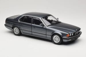 BMW 730i E32 Grey Metallic Minichamps 1:18 100023005 Diecast - image 6 of 8
