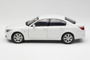BMW E60 545i Alpine White Kyosho 1:18 08591W Diecast - image 4 of 8
