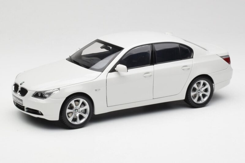 BMW E60 545i Alpine White Kyosho 1:18 BMW E60 545i Alpine White Kyosho 1:18 08591W Diecast