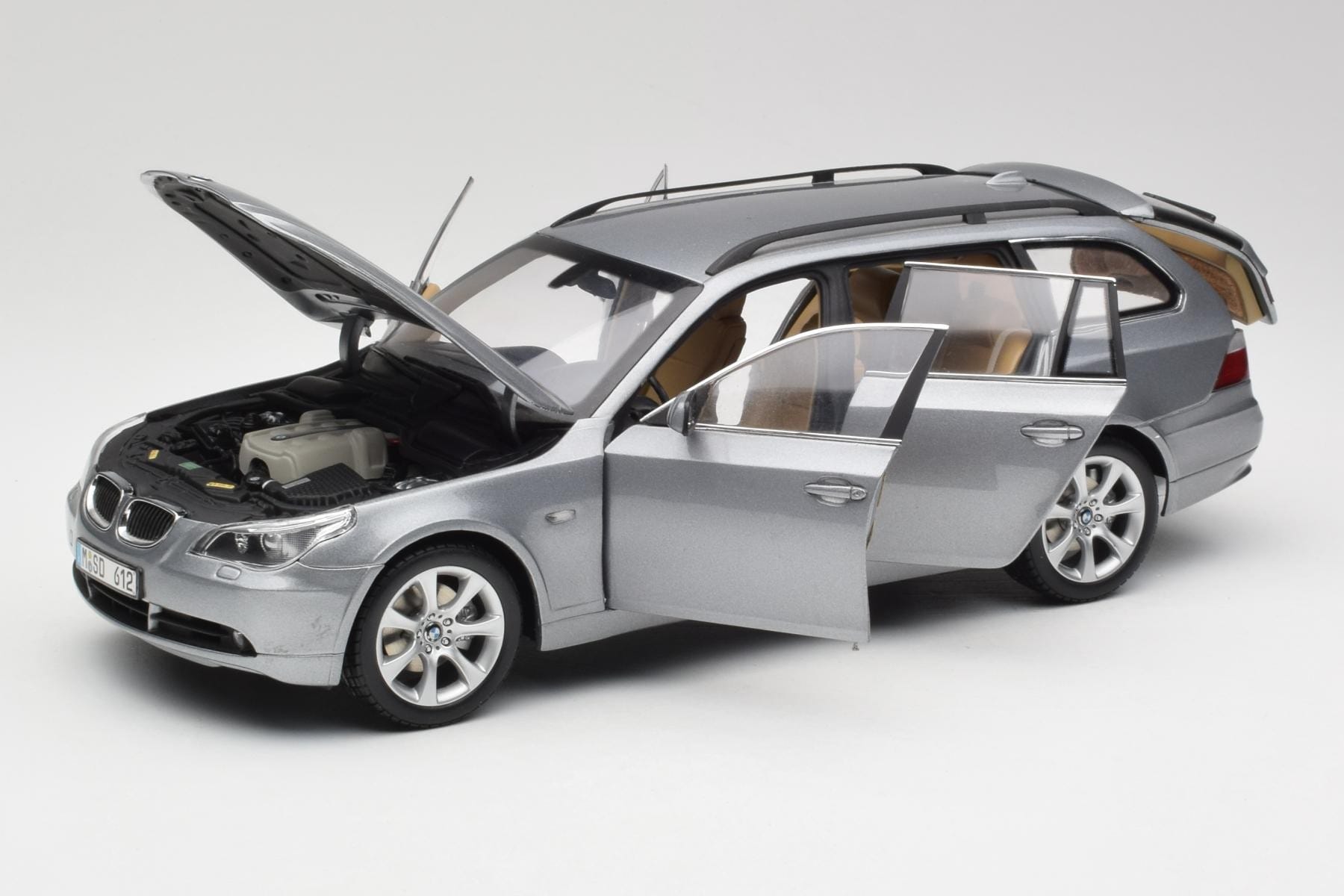 BMW 545i E61 Touring Light Grey Kyosho 1:18