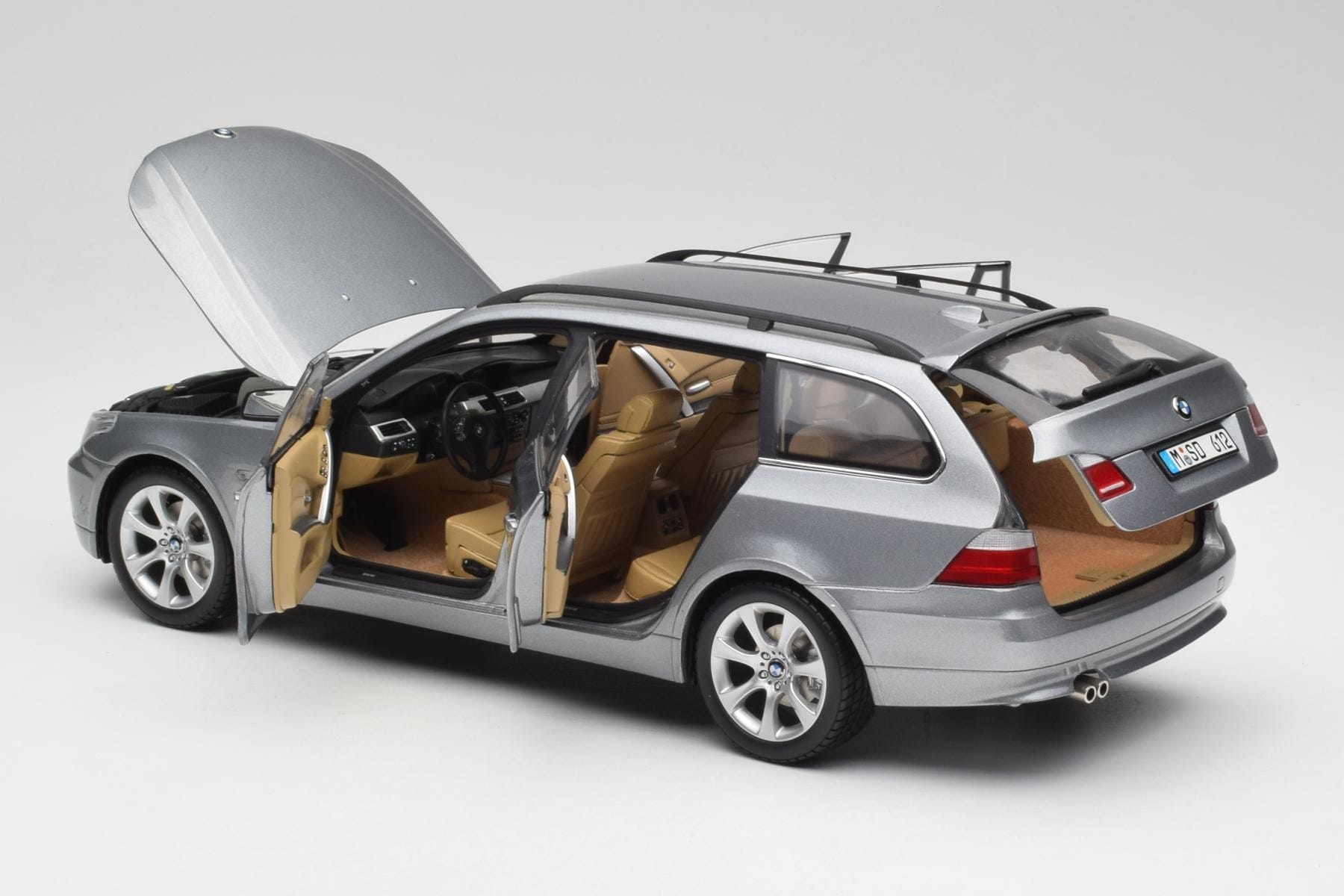 BMW 545i E61 Touring Light Grey Kyosho 1:18