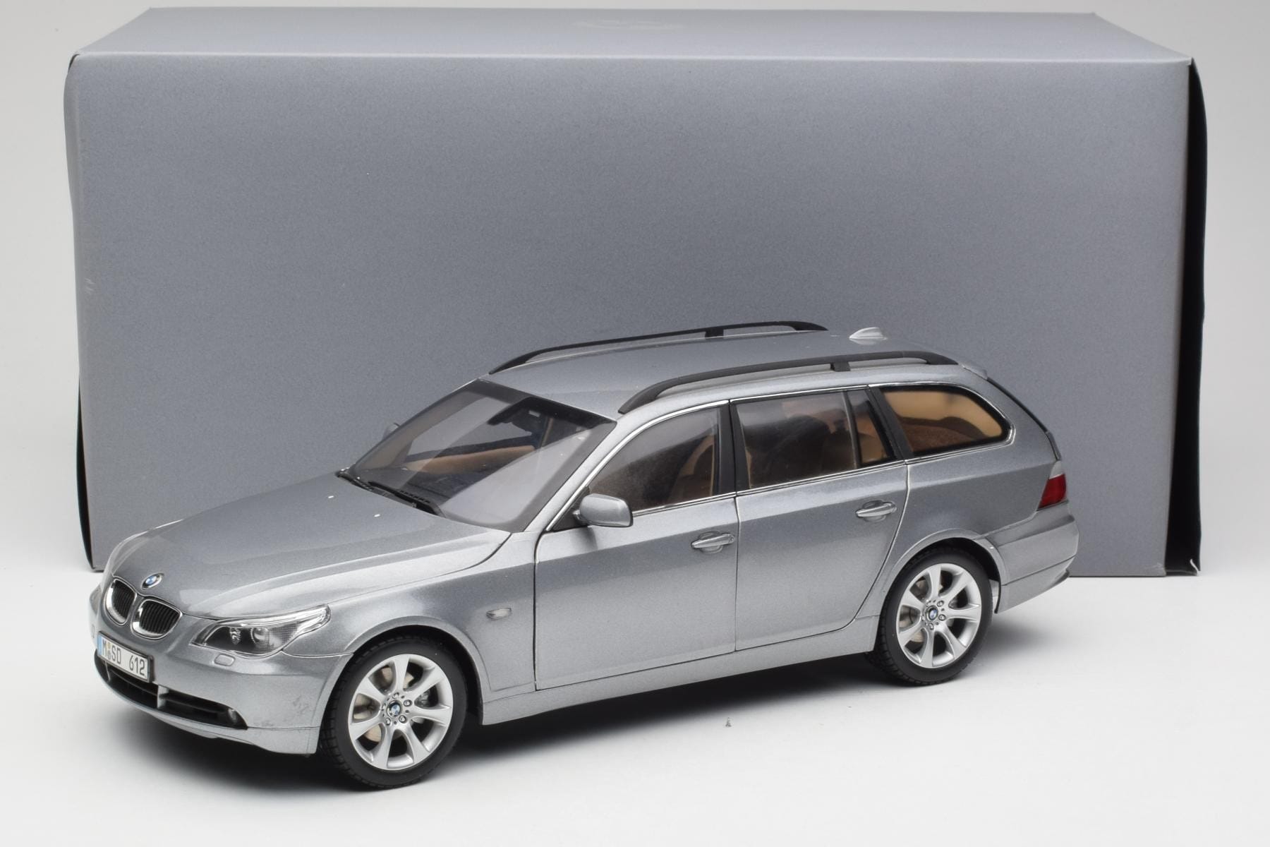 BMW 545i E61 Touring Light Grey Kyosho 1:18
