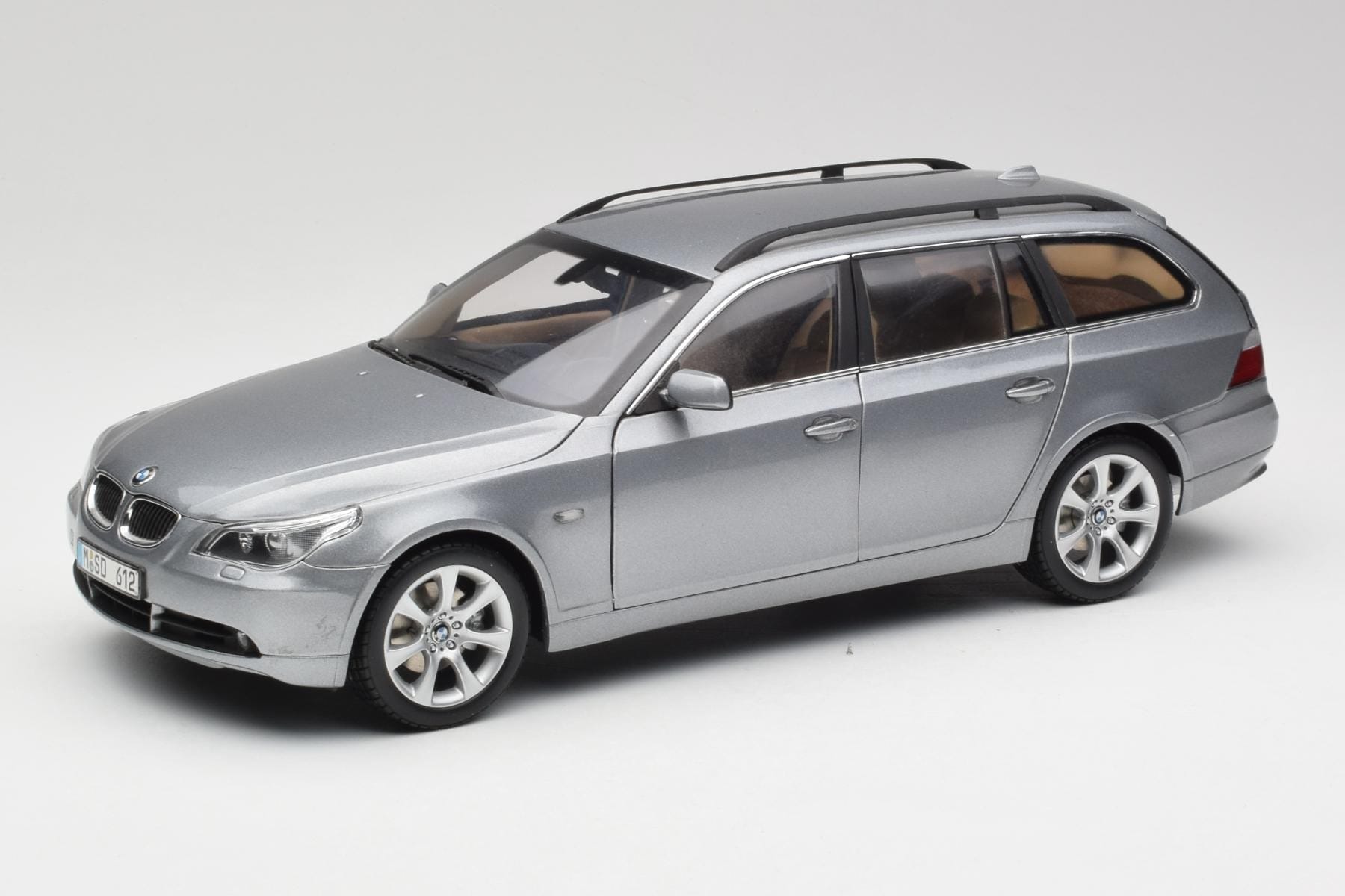 BMW 545i E61 Touring Light Grey Kyosho 1:18