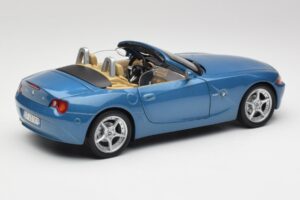 BMW Z4 E85 Maldives Blue Bburago 1:18 34046BLUE Diecast - image 3 of 8
