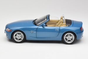 BMW Z4 E85 Maldives Blue Bburago 1:18 34046BLUE Diecast - image 4 of 8