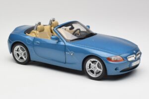 BMW Z4 E85 Maldives Blue Bburago 1:18 34046BLUE Diecast - image 6 of 8