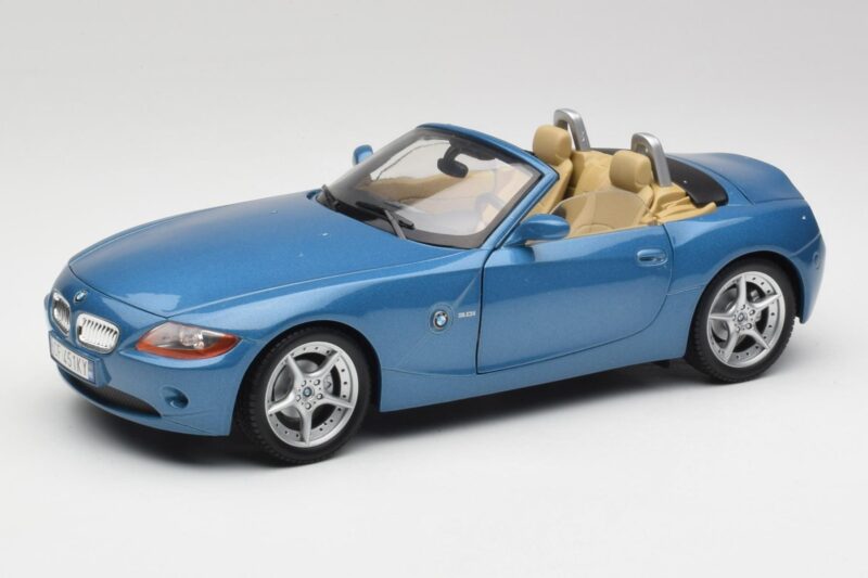 BMW Z4 E85 Maldives Blue Bburago 1:18 34046BLUE Diecast
