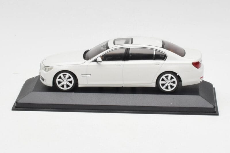 BMW 750Li F02 White Minichamps 1:43 80420445201 Diecast