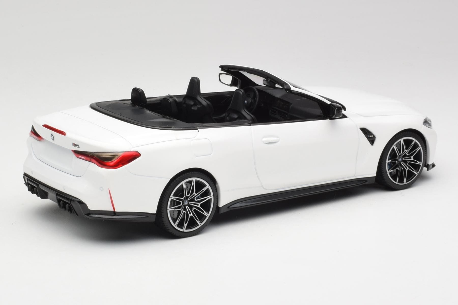 Minichamps BMW M4 G82 Cabriolet 1:18 Alpine White