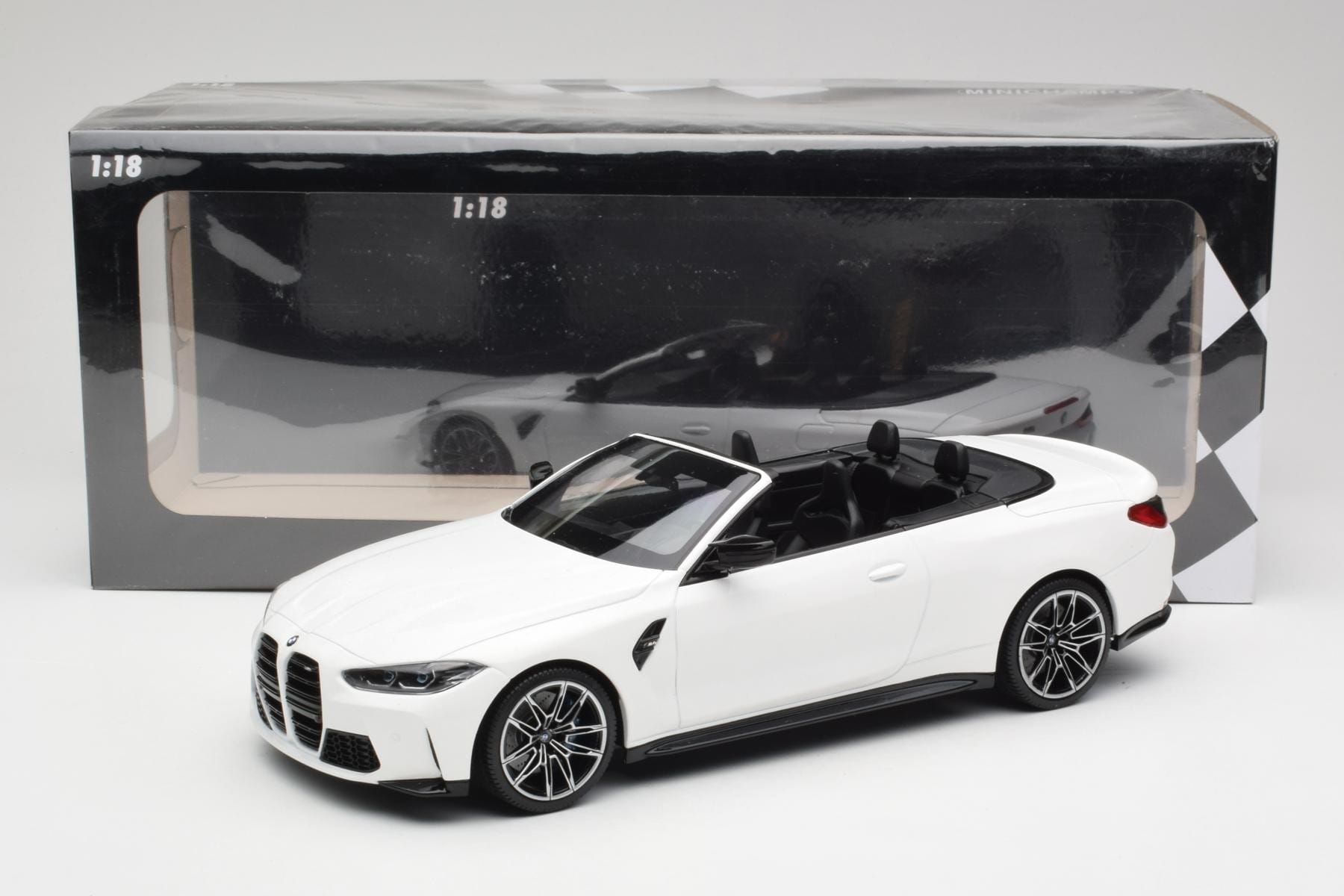 Minichamps BMW M4 G82 Cabriolet 1:18 Alpine White