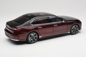 BMW i7 G70 Black & Red Metallic Minichamps 1:18 110023201 Diecast - image 3 of 8
