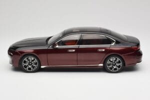 BMW i7 G70 Black & Red Metallic Minichamps 1:18 110023201 Diecast - image 4 of 8