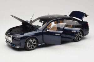 BMW i7 G70 Blue Metallic Minichamps 1:18 110023202 Diecast - image 2 of 8