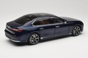 BMW i7 G70 Blue Metallic Minichamps 1:18 110023202 Diecast - image 3 of 8