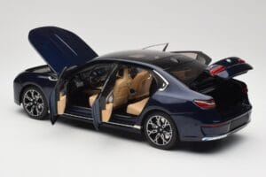 BMW i7 G70 Blue Metallic Minichamps 1:18 110023202 Diecast - image 5 of 8