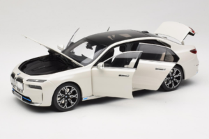 BMW i7 G70 White Metallic Minichamps 1:18 110023200 Diecast - image 2 of 8