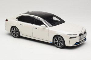 BMW i7 G70 White Metallic Minichamps 1:18 110023200 Diecast - image 6 of 8